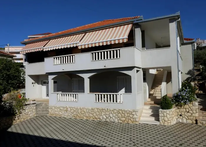 One-bedroom With Terrace A2 * 特罗吉尔